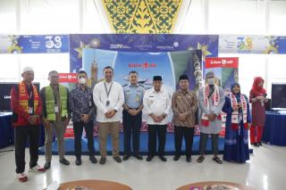 Wagubri Edy Lepas Penerbangan Charter Umroh dari Bandara SSK II Pekanbaru 